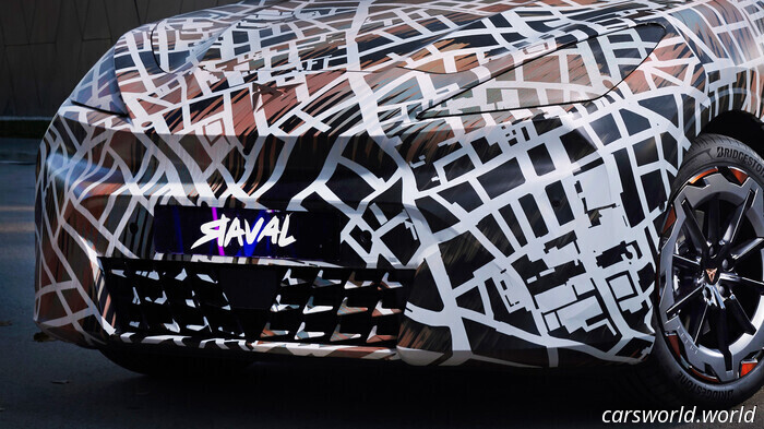 La nuova auto elettrica "piantagrane" di Cupra sembra avere lame da sega circolari al posto delle ruote | Carscoops